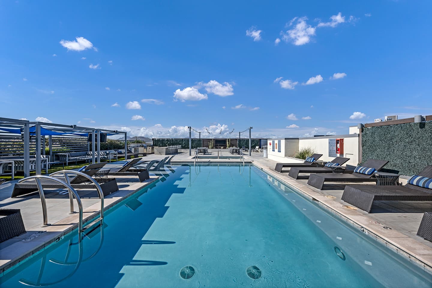 Aspire-Tuscon—Amenities—Rooftop-Pool-Deck-(20)