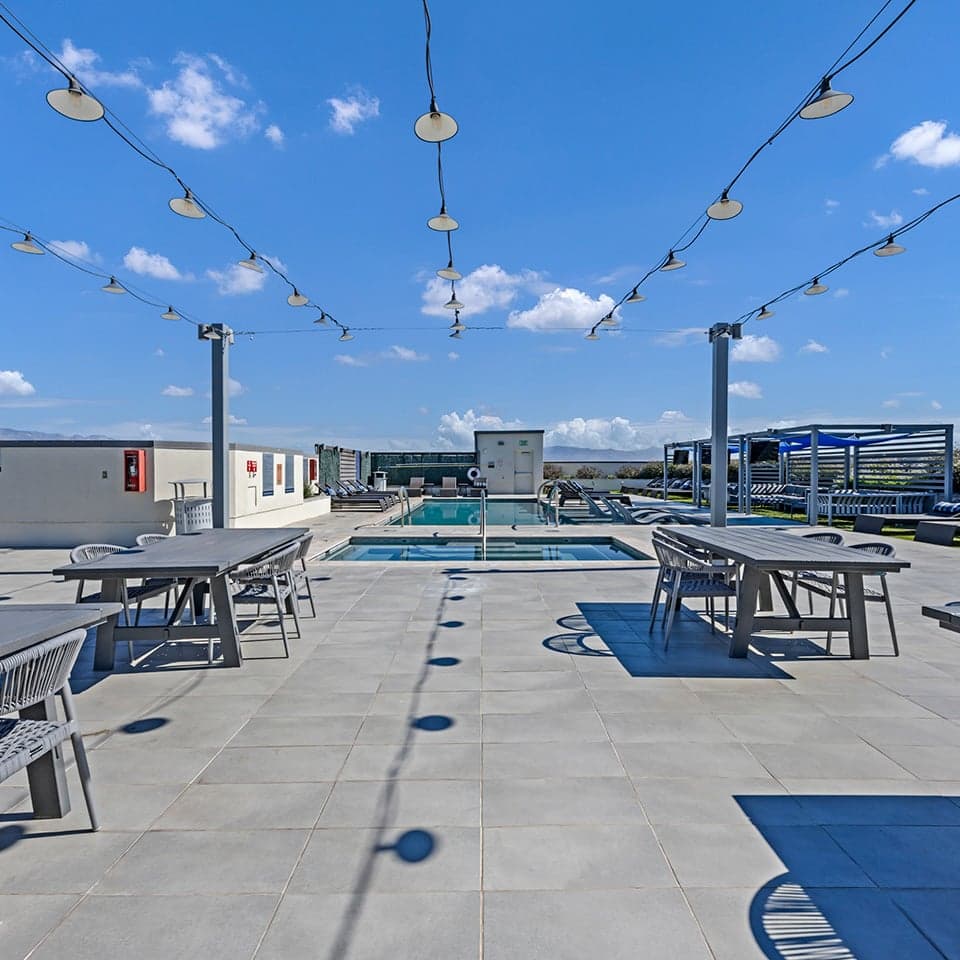 Aspire-Tuscon—Amenities—Rooftop-Pool-Deck-(7)